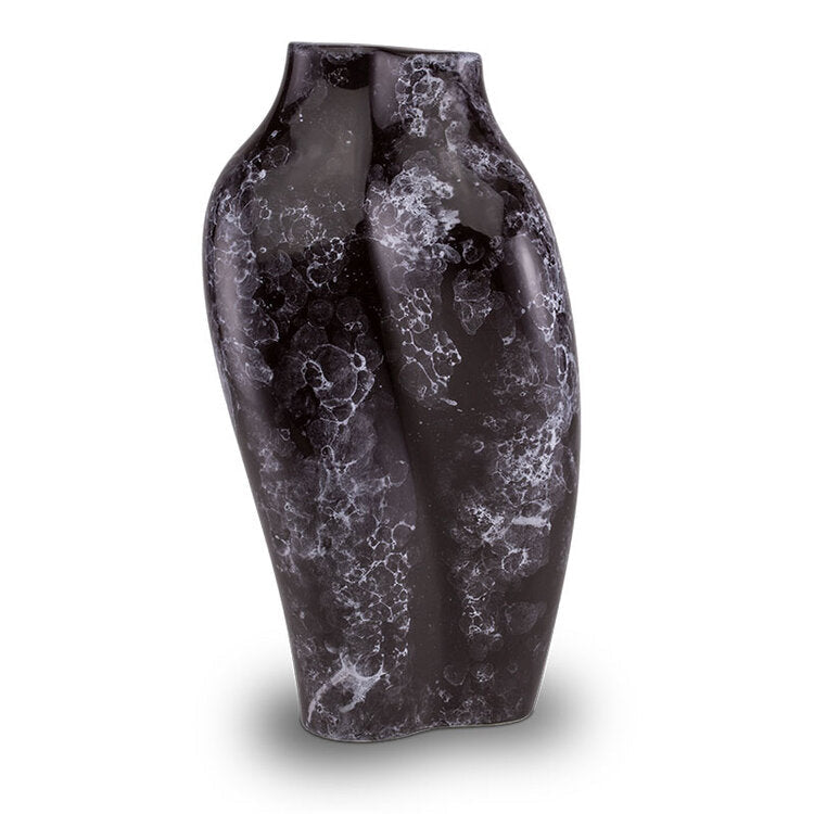 Keramische kunst urn Heart to Heart met zwart-wit marmerlook