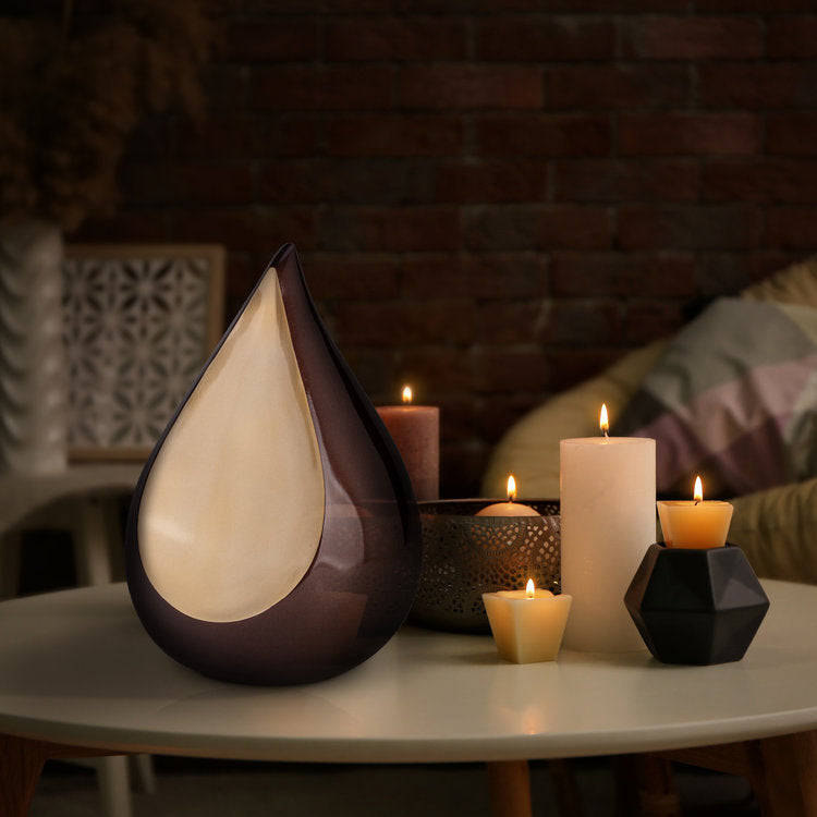 Metalen keepsake urn met elegante traanvorm