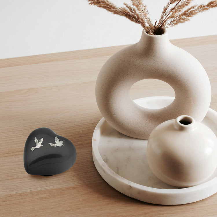 Metalen keepsake urn messing met duiven motief
