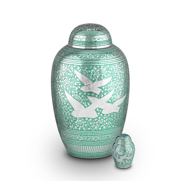 Metalen urn ambachtelijk vervaardigd.