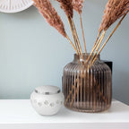 Metaal urn wit en zilver groot glanzend met dierenpootjes