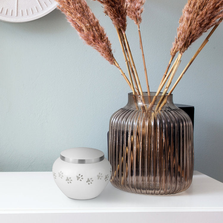 Metaal urn wit en zilver groot glanzend met dierenpootjes