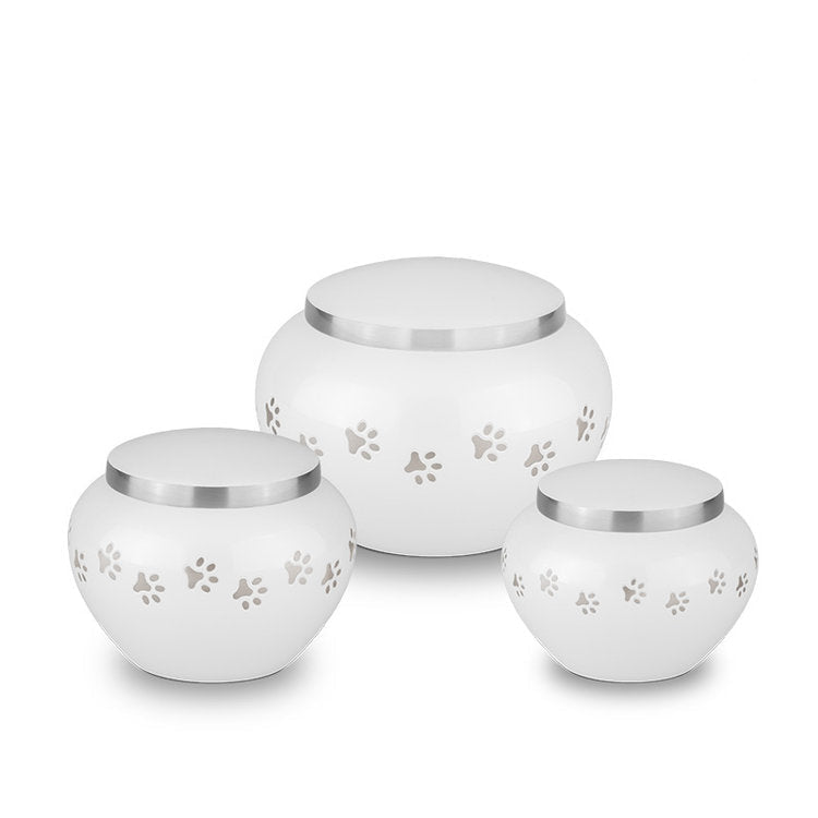 Kleine metalen dierenurn wit met zilverkleurige details glanzend en personaliseerbaar