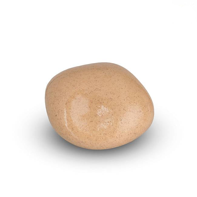 Knuffelkeitje glanzend zandkleur – duurzaam handgemaakt keramisch herinneringskeetje