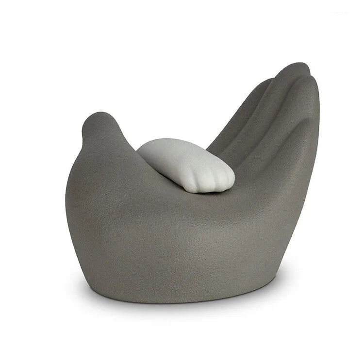 Porseleinen urn donkergrijs wit hand met pootje