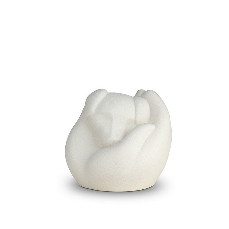 Porseleinen dierenurn witte hond slapend in hand symbool liefde