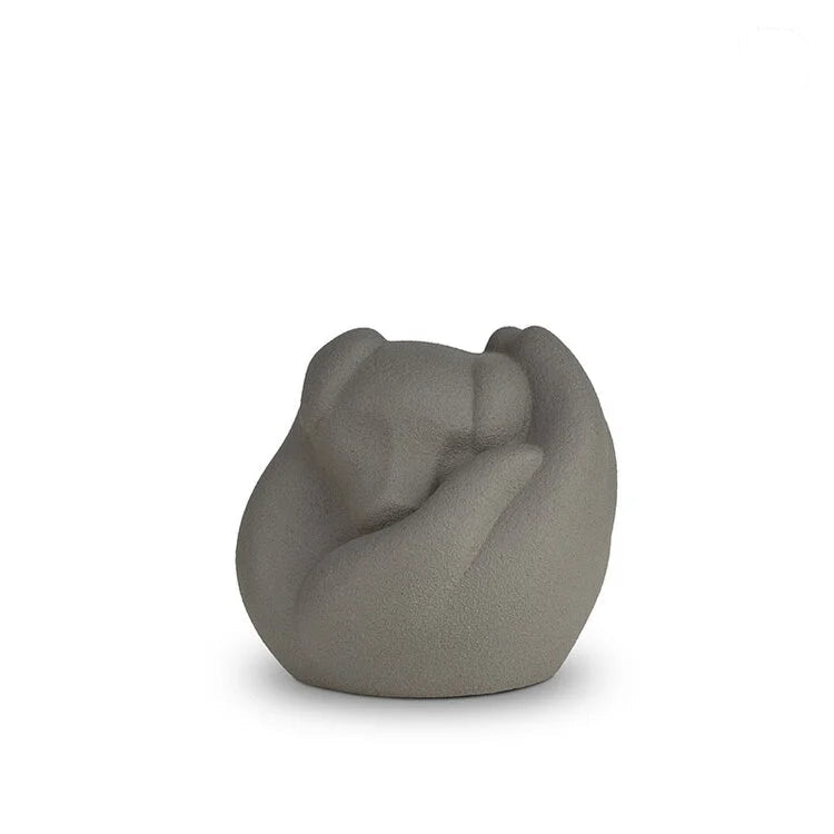 Porseleinen dierenurn donkergrijze hond slapend in hand symbool liefde