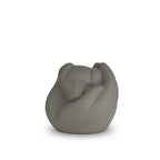 Porseleinen dierenurn donkergrijze hond slapend in hand symbool liefde