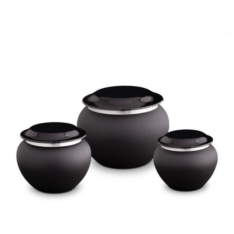 Metaal dierenurn medium zwart met zilverkleurige mat en glans afwerking voor binnen