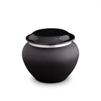 Kleine metalen dierenurn zwart met zilverkleurige mat en glans afwerking voor binnen